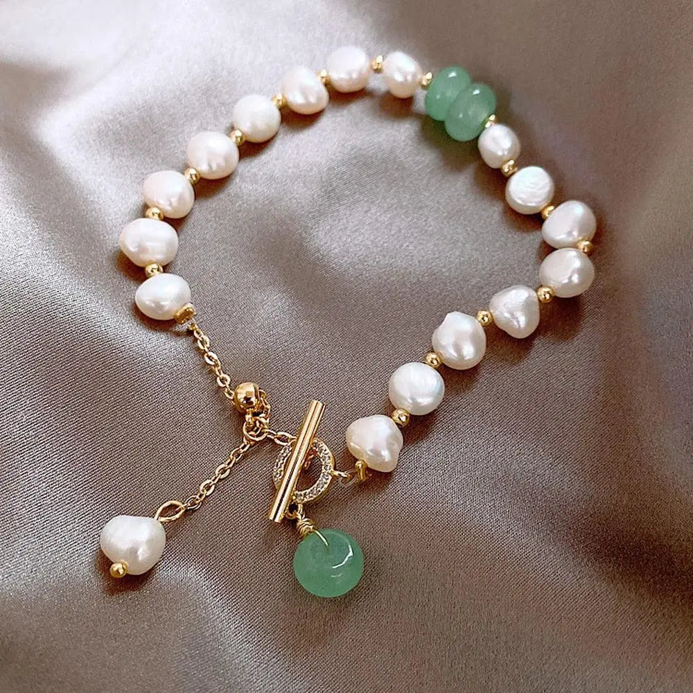 Parelarmband met Groene Natuurstenen en Bedel – Elegante Harmonie