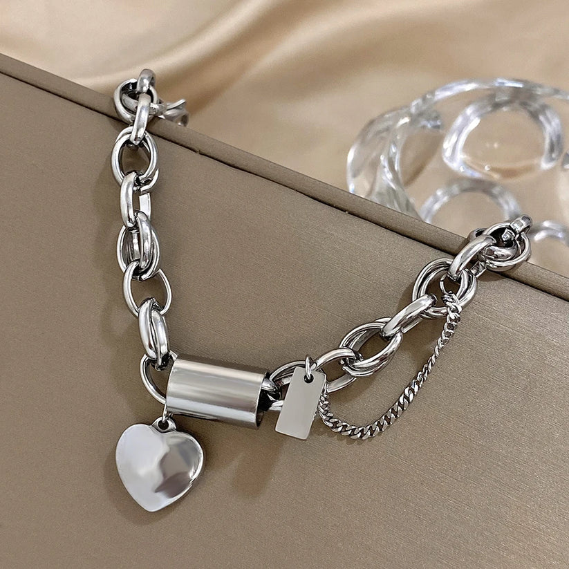 Chunky kettingarmband met hartbedel – trendy statement sieraad