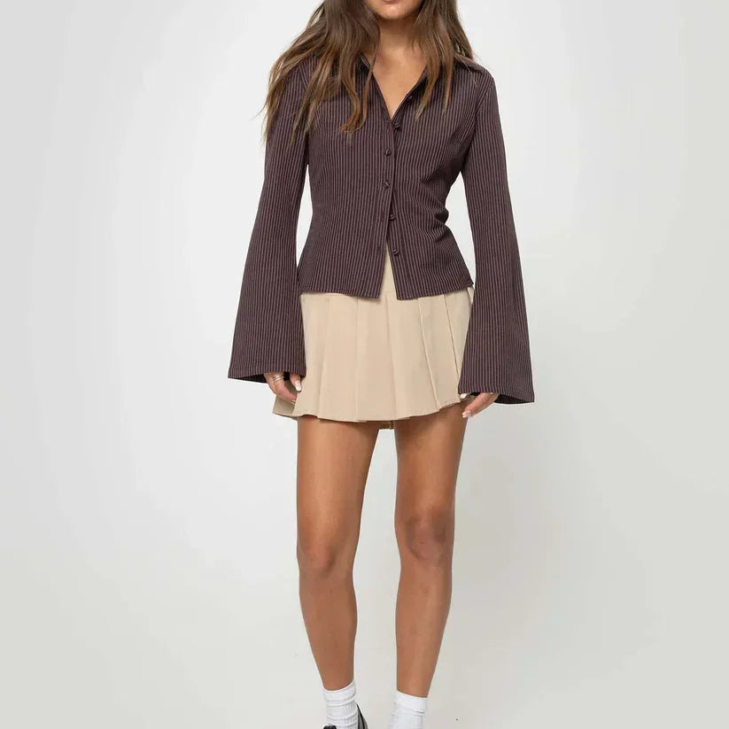 Bruine Ribtop met Klokmouwen – Elegant & Trendy